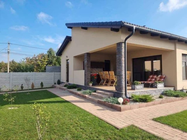 Eladó családi ház, Komáromban 122.99 M Ft, 3 szobás