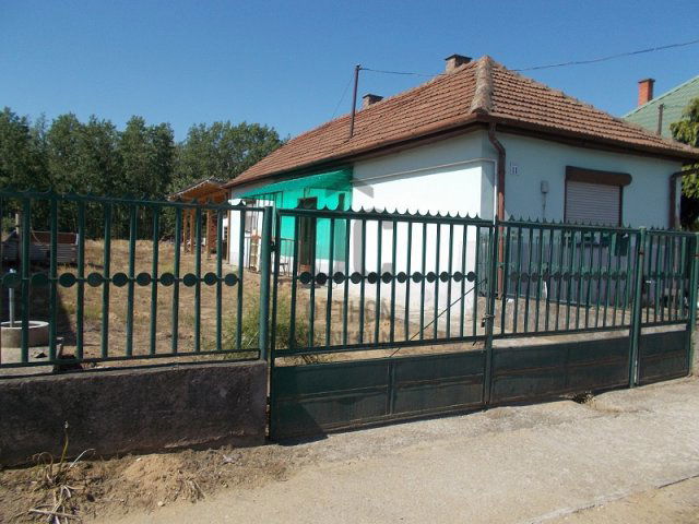 Eladó családi ház, Papon 11.2 M Ft, 2 szobás