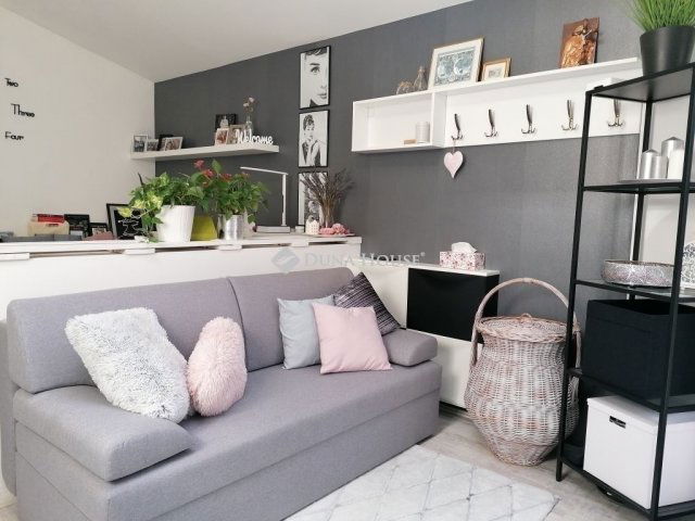 Eladó családi ház, Pécsett 96.5 M Ft, 2 szobás