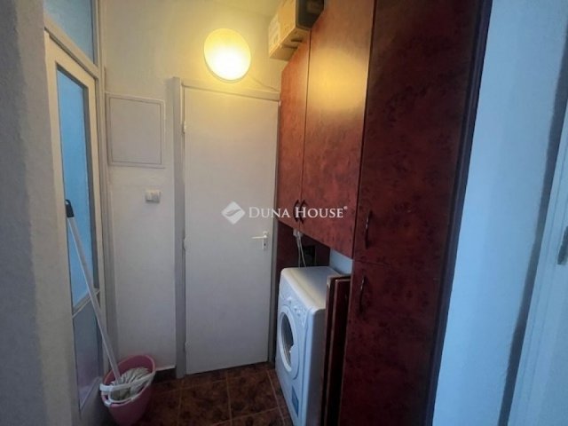 Eladó panellakás, Pécsett 40.9 M Ft, 2 szobás