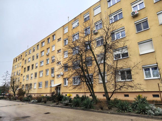 Eladó panellakás, Cegléden 46.9 M Ft, 2+2 szobás