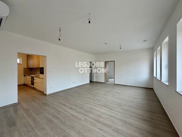 Eladó téglalakás, Cegléden 108.6 M Ft, 3 szobás