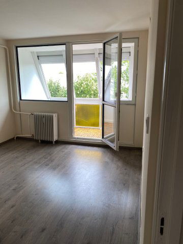 Eladó panellakás, Mohácson 36.4 M Ft, 3 szobás