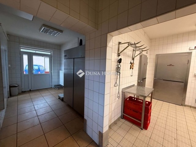 Eladó üzlethelyiség, Kisújszálláson 95 M Ft