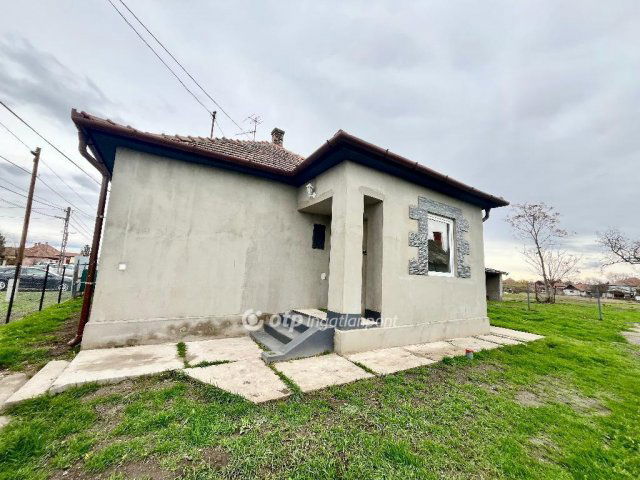 Eladó családi ház, Újszászon 26 M Ft, 2 szobás