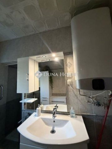 Eladó családi ház, Pécsett 95 M Ft, 2 szobás