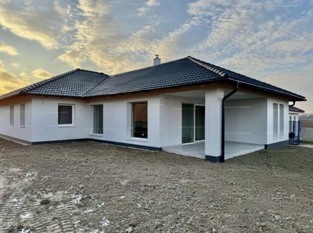 Eladó családi ház, Környén 154.6 M Ft, 5 szobás