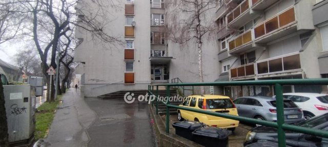 Eladó üzlethelyiség, Szekszárdon 5.25 M Ft