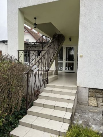 Eladó családi ház, Balatonföldváron 184.9 M Ft, 9 szobás