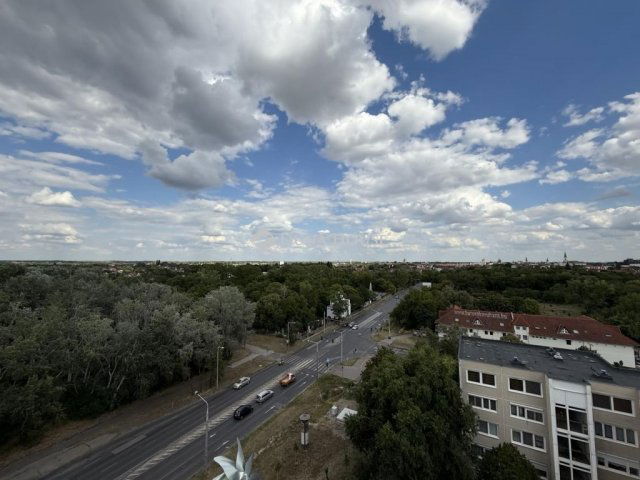 Eladó panellakás, Kecskeméten 49.9 M Ft, 3 szobás