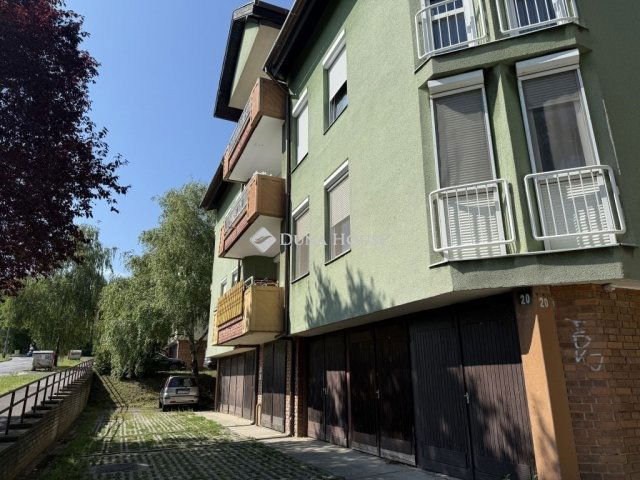 Eladó téglalakás, Pécsett 49 M Ft, 3 szobás