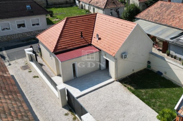 Eladó családi ház, Tapolcán 75.241 M Ft, 3 szobás