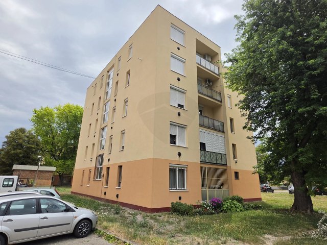 Eladó panellakás, Hatvanban 38.9 M Ft, 2 szobás