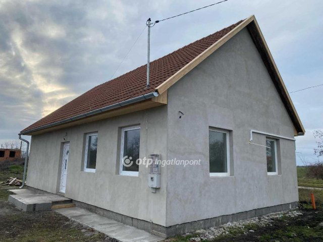 Eladó családi ház, Újszászon 23.5 M Ft, 1+2 szobás