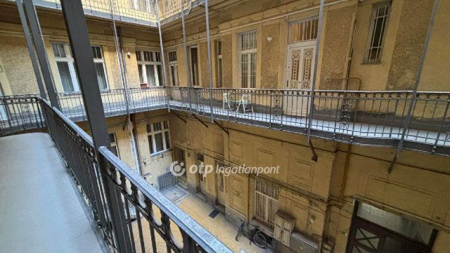 Eladó téglalakás, Budapesten, V. kerületben 79.5 M Ft, 1 szobás