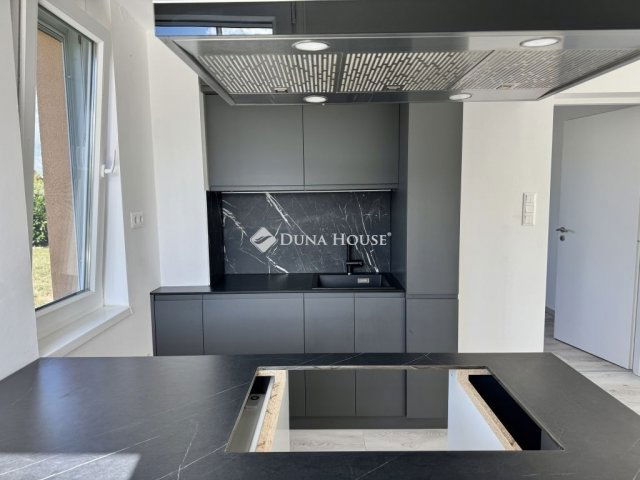 Eladó téglalakás, Pécsett 96.9 M Ft, 4 szobás