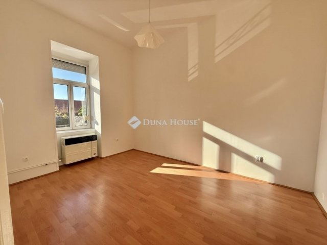 Eladó téglalakás, Pécsett 65 M Ft, 2 szobás