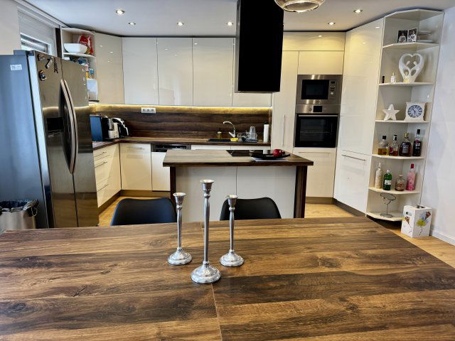 Eladó családi ház, Pécsett, Cserző közben 179.9 M Ft, 6 szobás