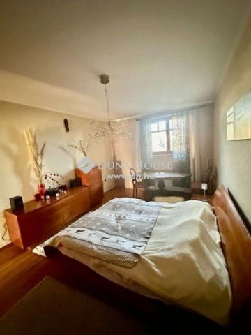 Eladó családi ház, Pécsett 250 M Ft, 4 szobás