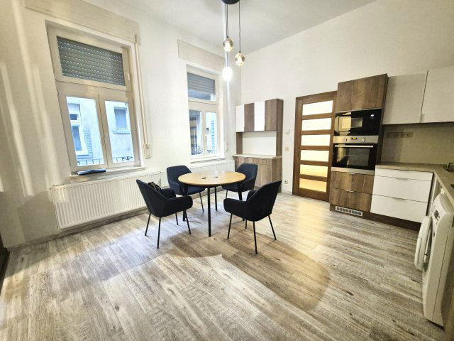 Kiadó téglalakás, albérlet, V. kerületben, Papnövelde utcában