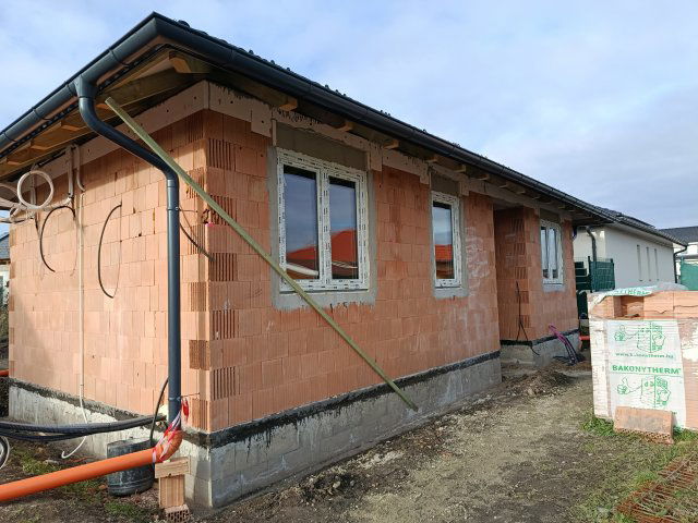 Eladó családi ház, Harkán 94.9 M Ft, 4 szobás