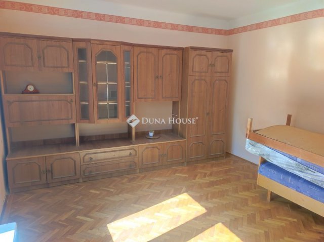 Eladó téglalakás, Pécsett, Jogász utcában 43 M Ft, 2 szobás