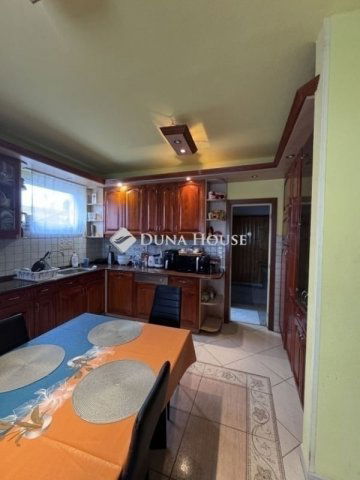 Eladó családi ház, Vecsésen 154.99 M Ft, 5 szobás