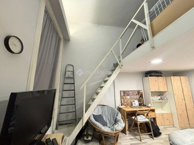 Eladó téglalakás, Budapesten, VI. kerületben 56.5 M Ft, 1 szobás