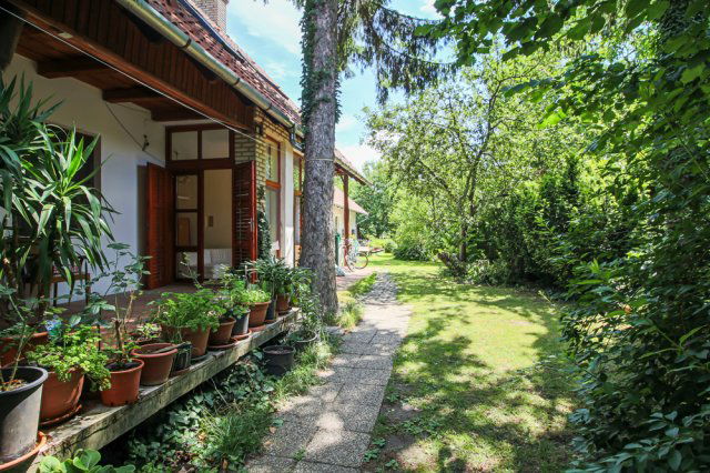 Eladó családi ház, Nagykovácsiban 155 M Ft, 13 szobás