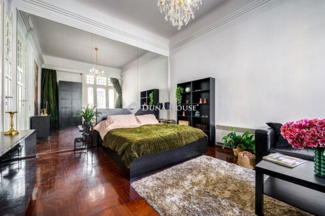 Eladó téglalakás, Budapesten, V. kerületben 129 M Ft, 1 szobás