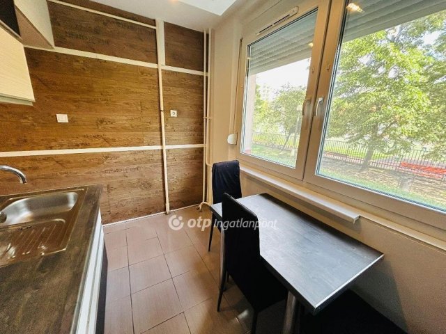 Eladó panellakás, Nyíregyházán 49.99 M Ft, 1+2 szobás