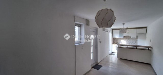 Eladó téglalakás, Pécsett 24.5 M Ft, 2 szobás