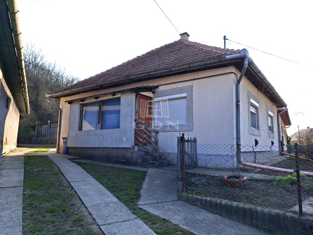 Eladó családi ház, Bényén 53 M Ft, 3 szobás