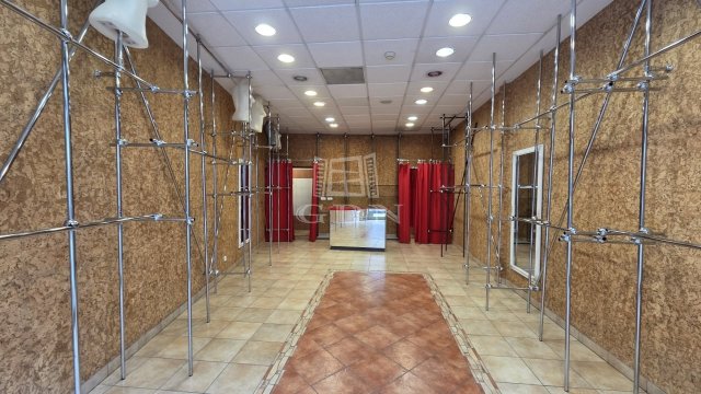 Kiadó üzlethelyiség, Székesfehérvárott 240 E Ft / hó