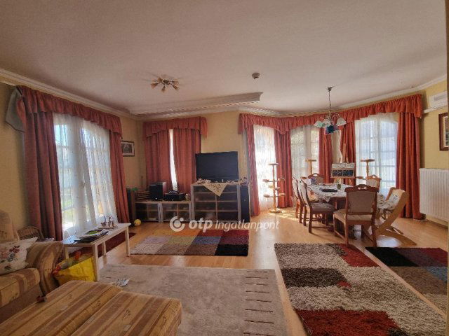 Eladó családi ház, Pápán 89.9 M Ft, 5 szobás