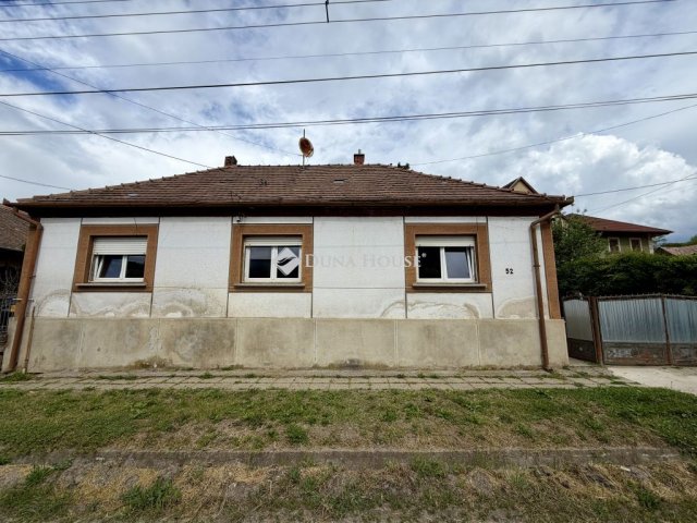 Eladó családi ház, Komlón 24.9 M Ft, 4 szobás