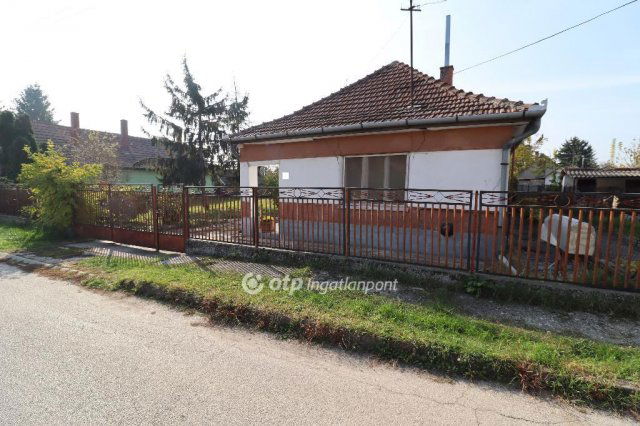 Eladó családi ház, Tasson 14.99 M Ft, 3 szobás