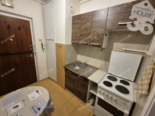 Eladó panellakás, Kecskeméten 35.9 M Ft, 1 szobás
