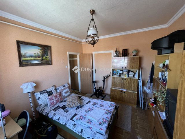 Eladó téglalakás, Nyíregyházán 49.99 M Ft, 3 szobás