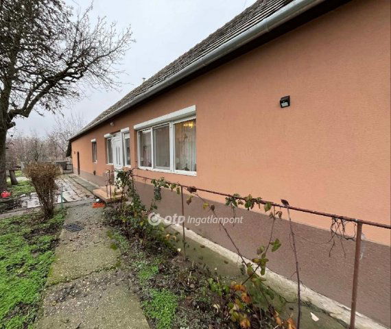 Eladó családi ház, Kunszentmiklóson 27.5 M Ft, 3 szobás