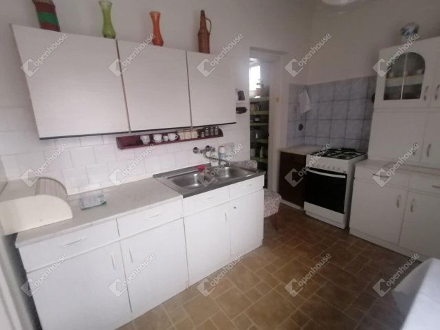 Eladó családi ház, Péren 47.9 M Ft, 2 szobás