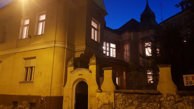 Eladó családi ház, Pécsett 184.2 M Ft, 6+2 szobás