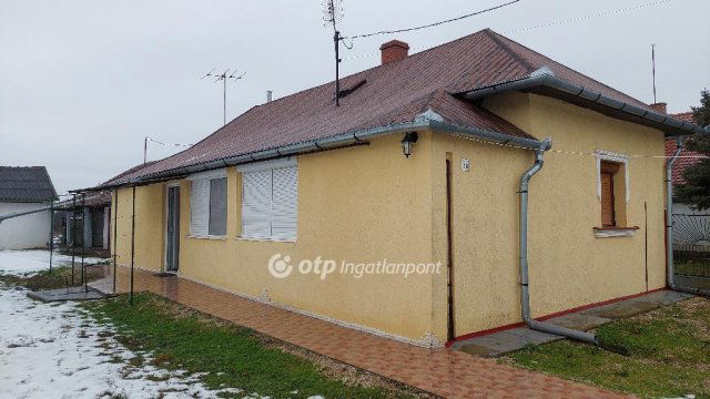 Eladó családi ház, Berekfürdőn 18 M Ft, 2 szobás