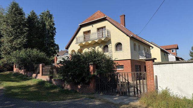 Eladó családi ház, Komlón 84.9 M Ft, 4 szobás