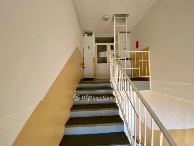 Eladó panellakás, Kecskeméten 44.8 M Ft, 3 szobás