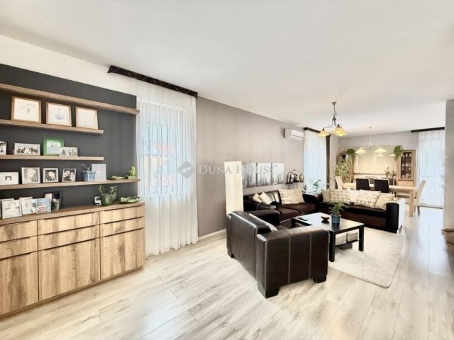 Eladó családi ház, Pécsett 129.9 M Ft, 5 szobás