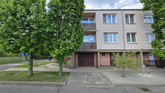 Eladó sorház, Dunaújvárosban, Nyárfa utcában 62.9 M Ft