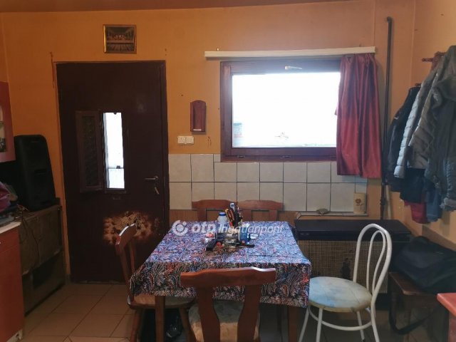 Eladó családi ház, Szekszárdon 28.5 M Ft, 1+2 szobás