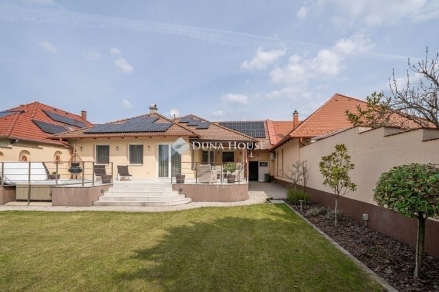 Eladó családi ház, Kecskeméten 194 M Ft, 4 szobás