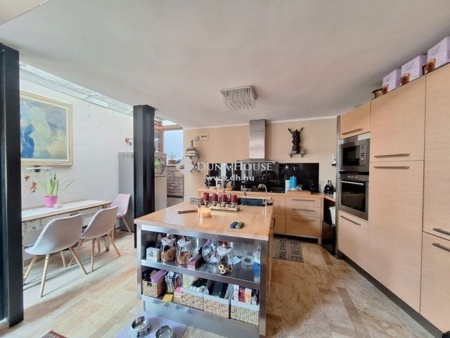 Eladó családi ház, Pécsett 135 M Ft, 4 szobás